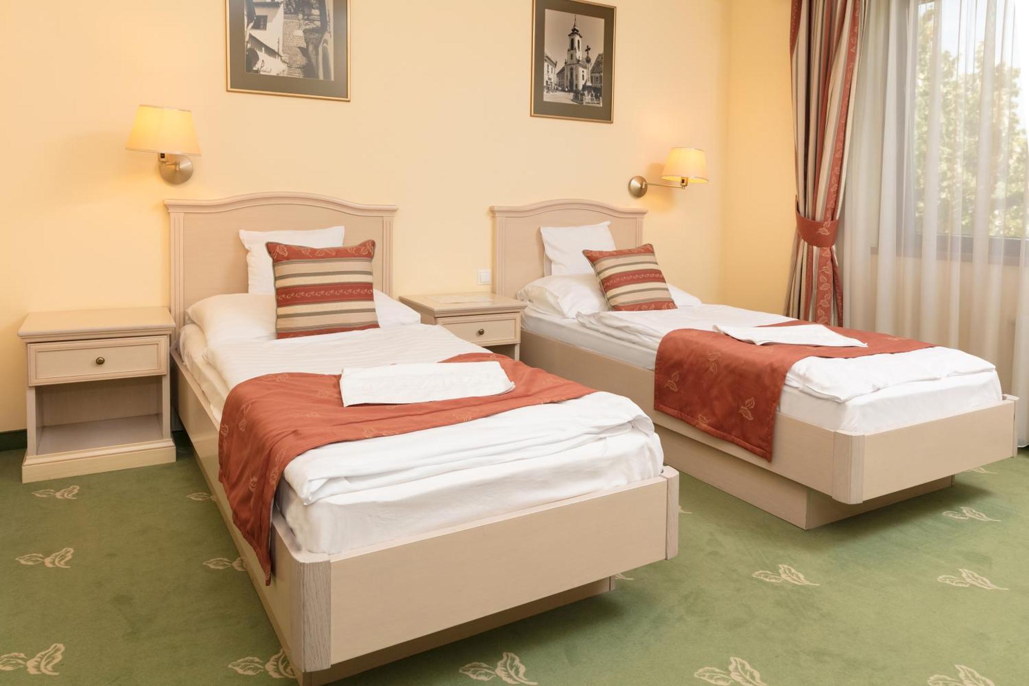 גיור Hotel Kalvaria Superior מראה חיצוני תמונה