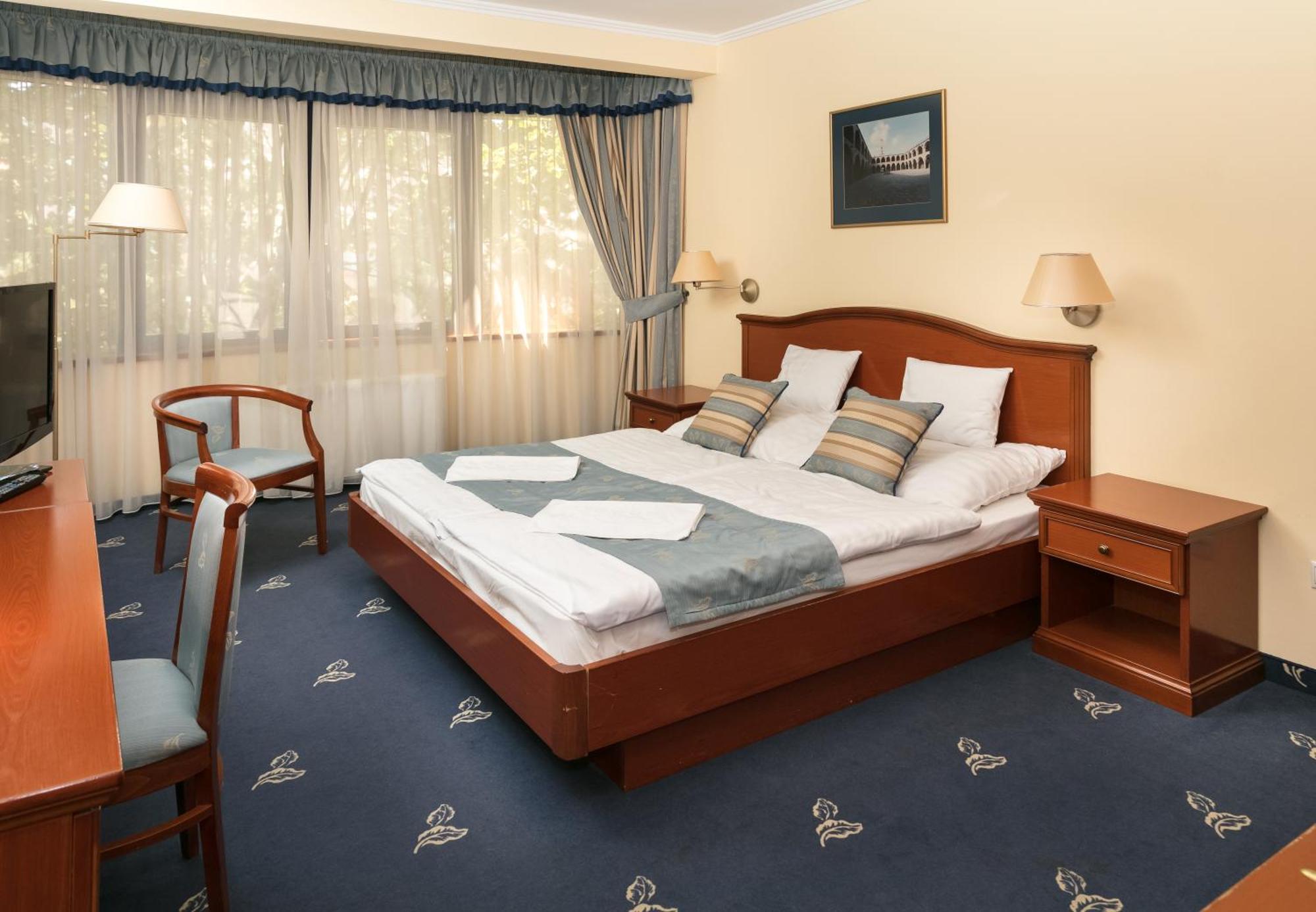 גיור Hotel Kalvaria Superior מראה חיצוני תמונה