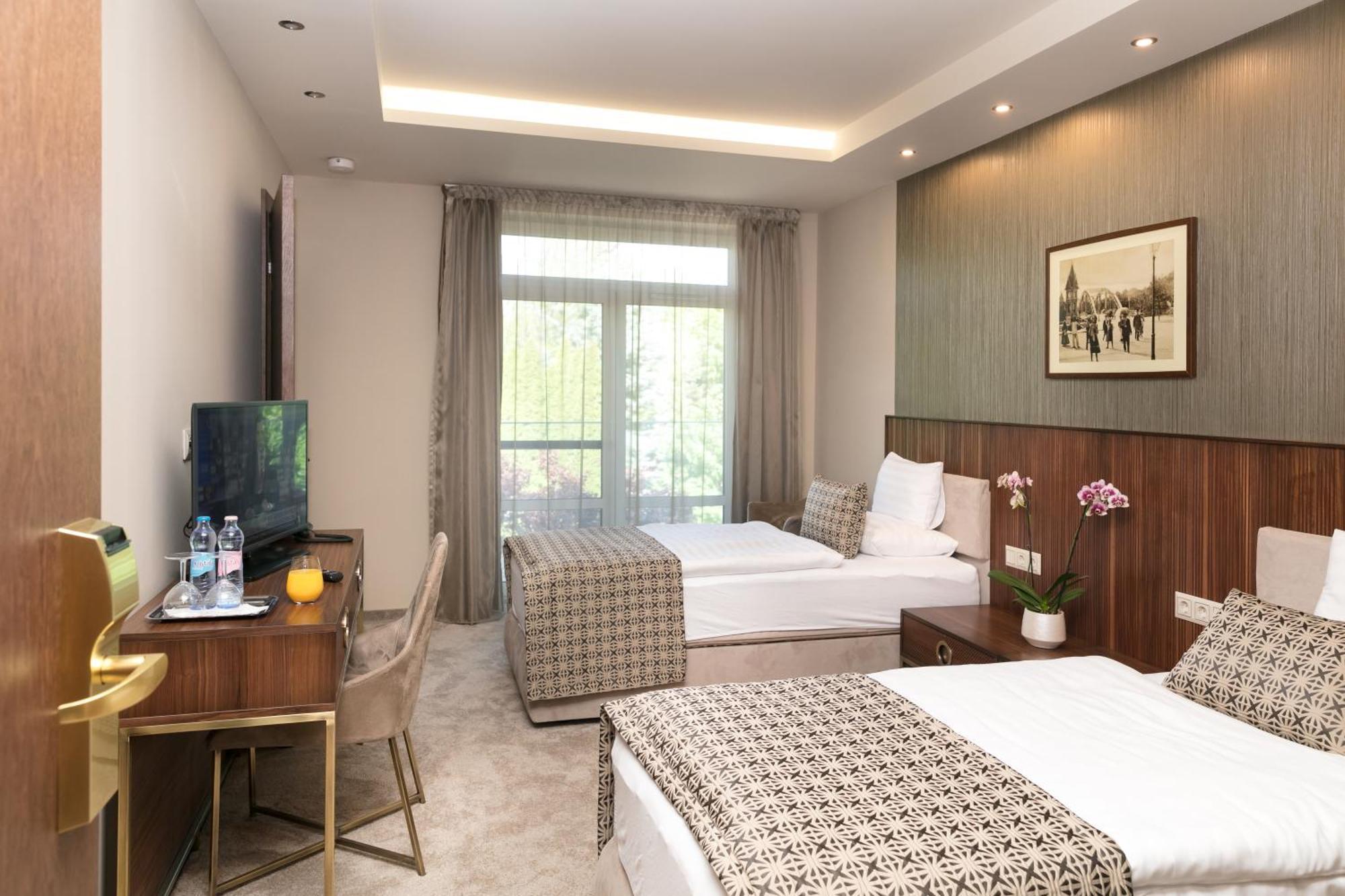 גיור Hotel Kalvaria Superior מראה חיצוני תמונה