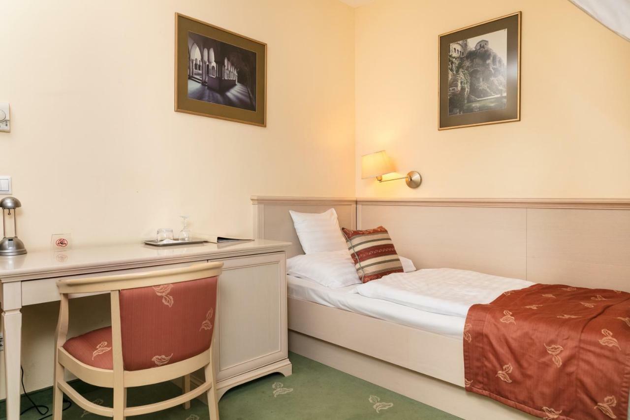 גיור Hotel Kalvaria Superior מראה חיצוני תמונה