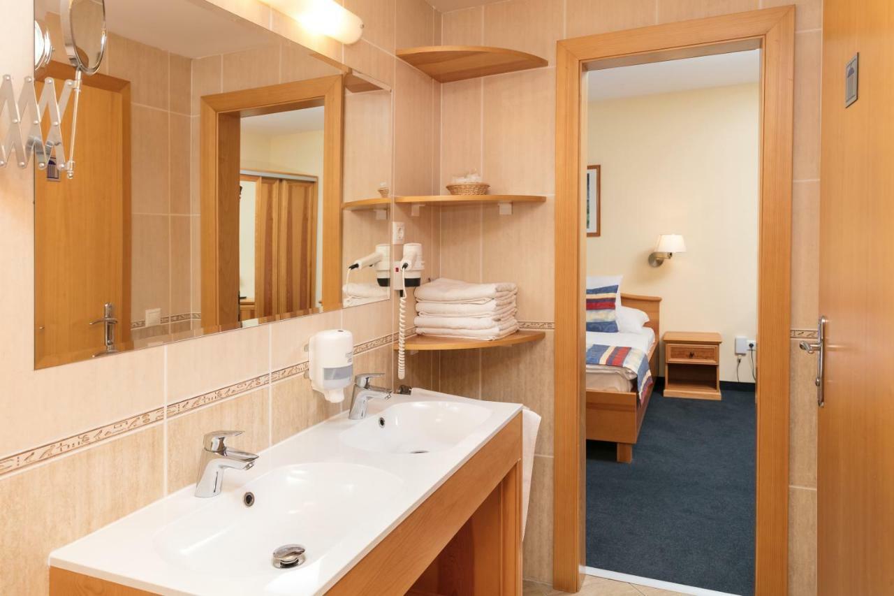 גיור Hotel Kalvaria Superior מראה חיצוני תמונה